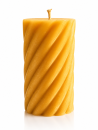 Stumpenkerze mit Spiralrillen aus Bienenwachs